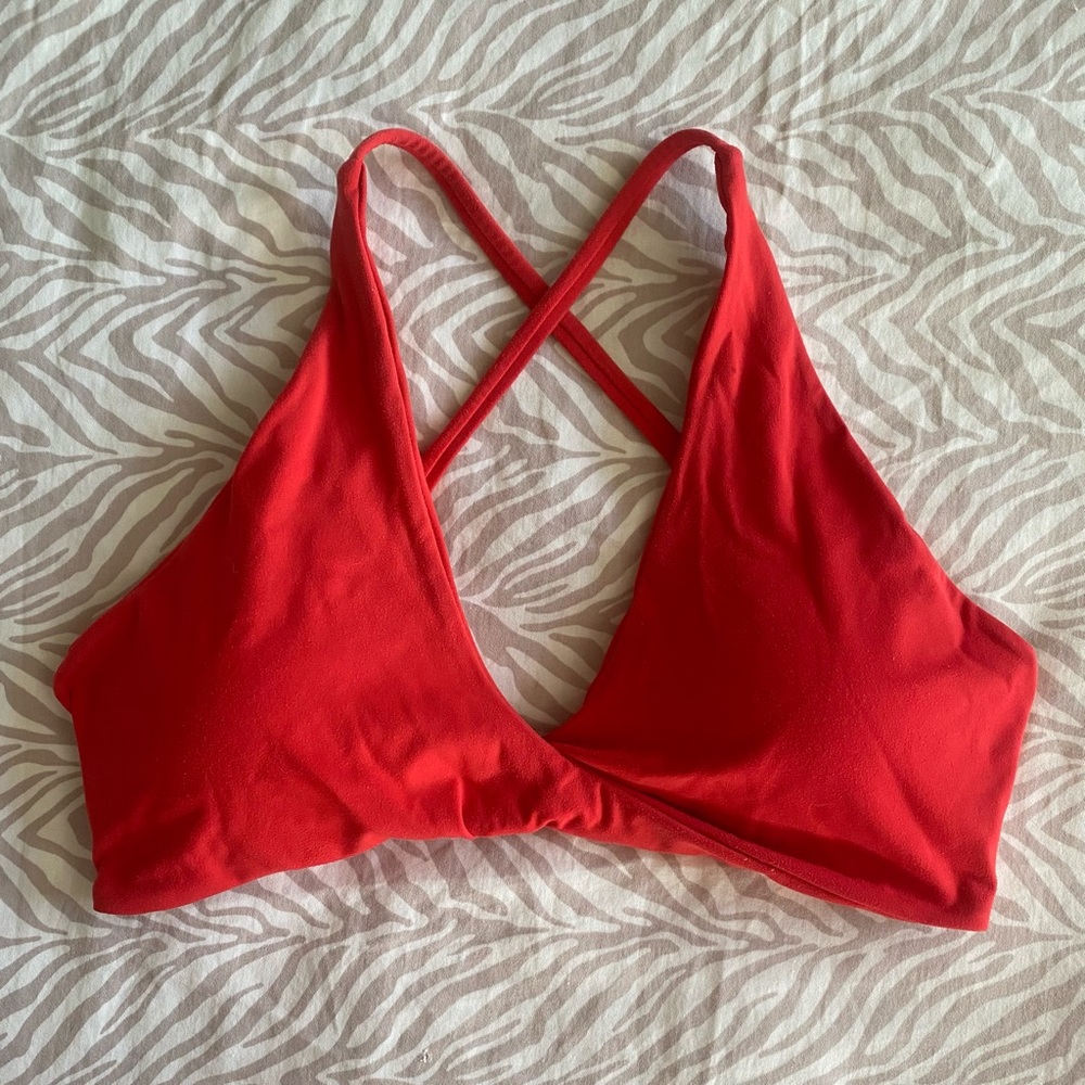 Cross Back Twist Front Plunge V-Neck Halter Sports Bra Top